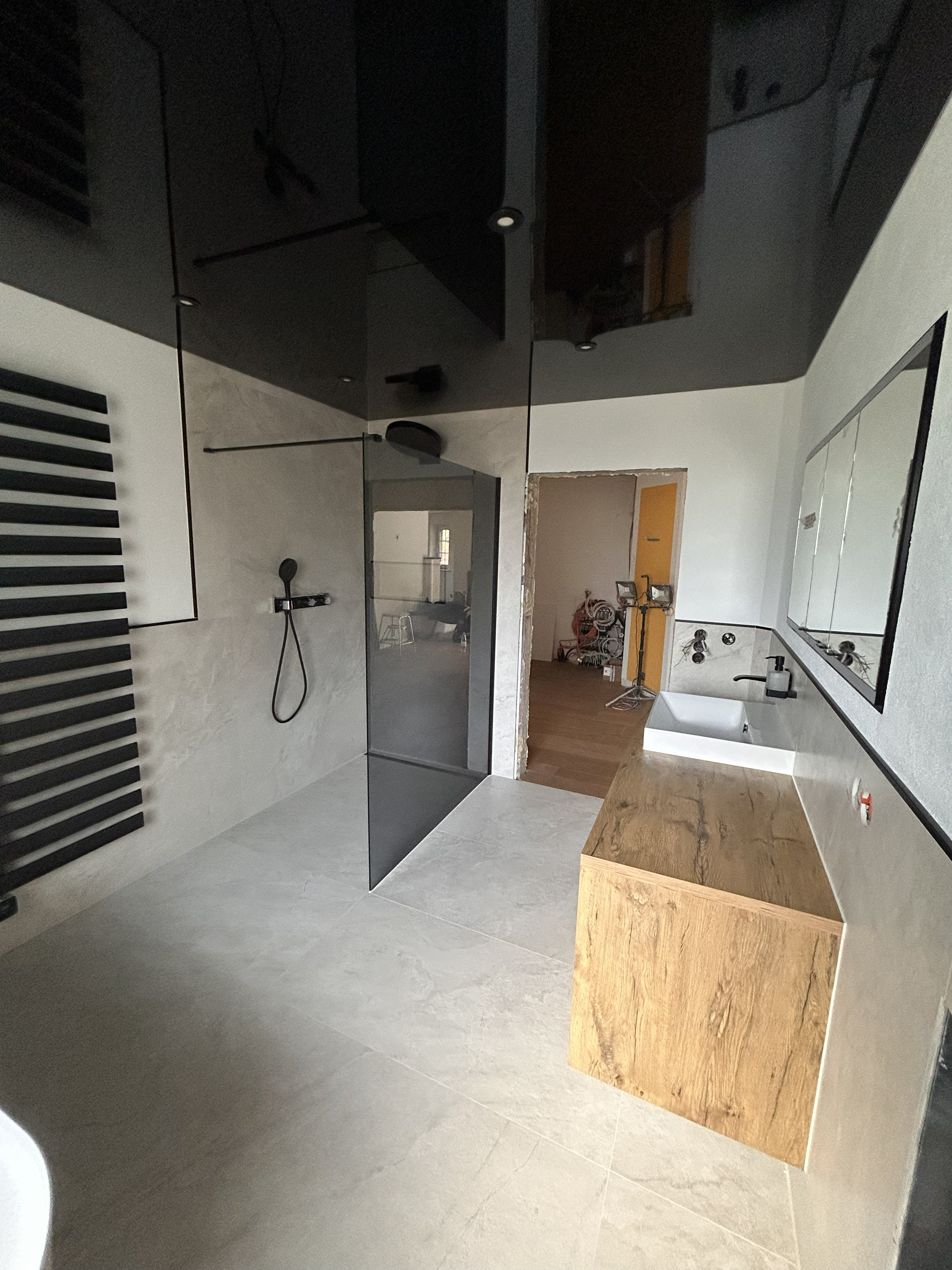 Modernes Bad mit schwarzer Lack-Spanndecke