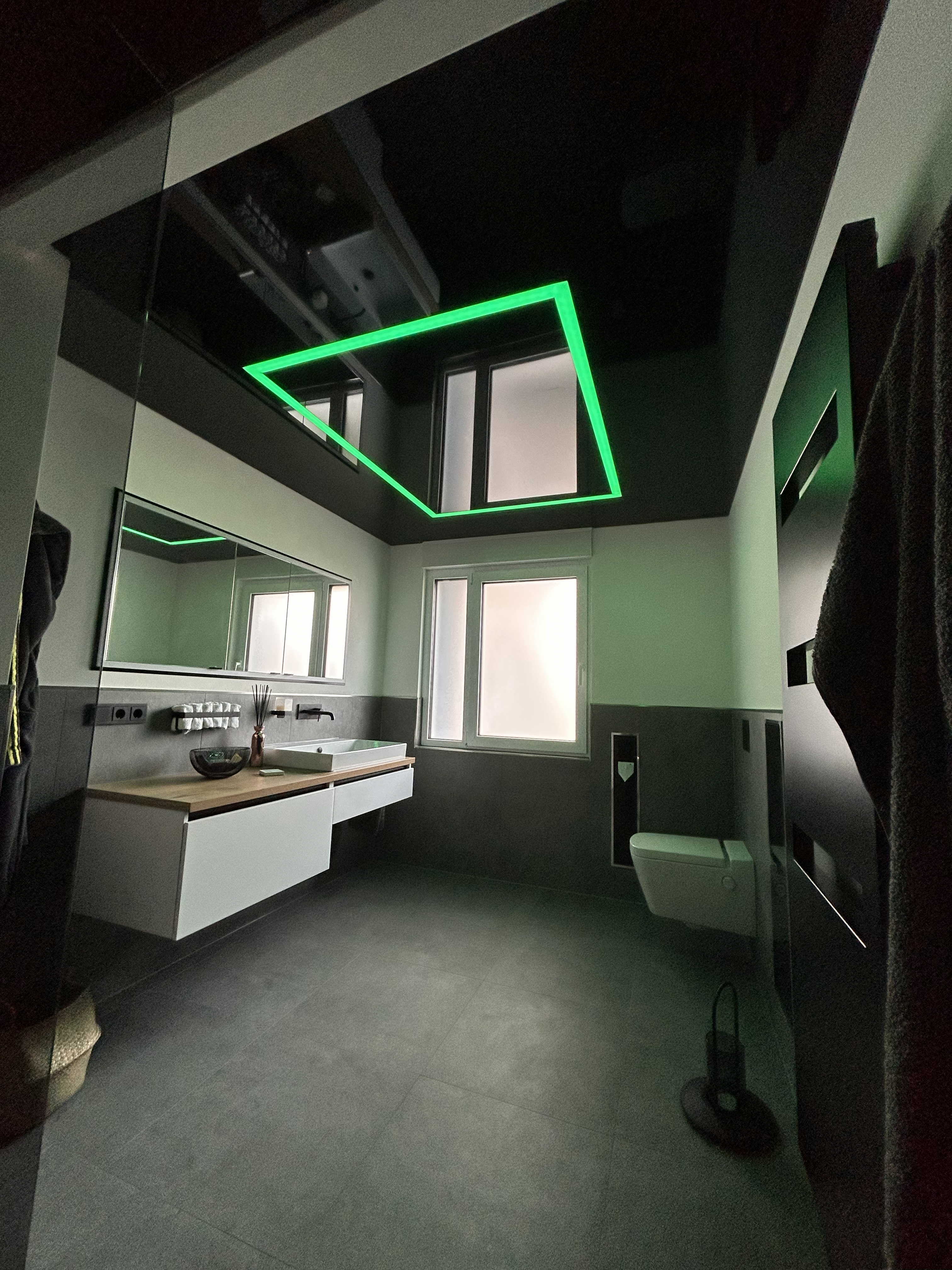 Wellness-Bad mit grüner LED-Beleuchtung