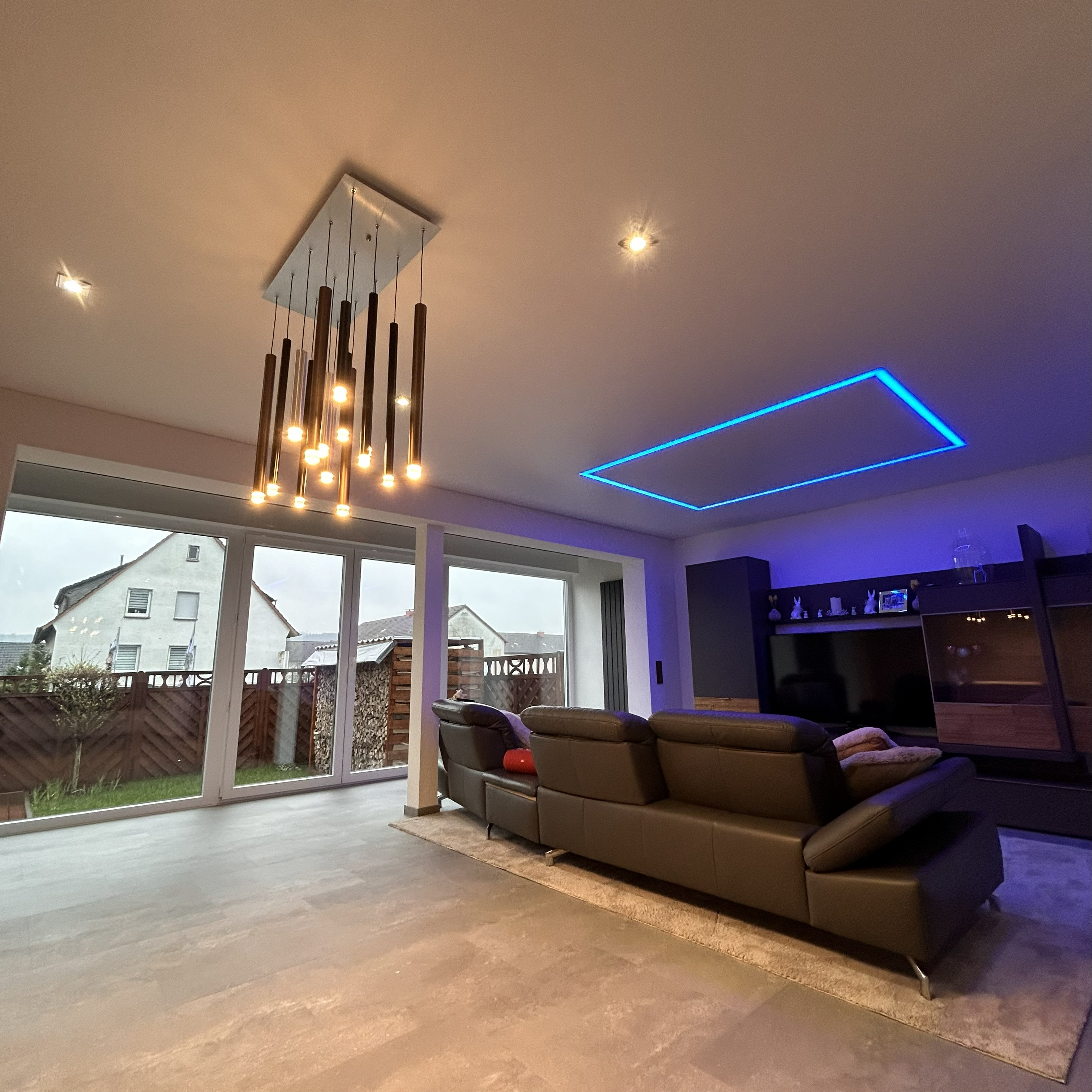 Wohnzimmer mit LED-Deckenbeleuchtung